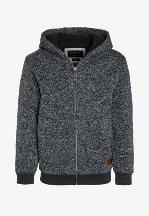 Sweat à capuche zippé en maille gris foncé avec doublure polaire noire, poignets et ourlet côtelés, et un petit patch marron près de la taille.