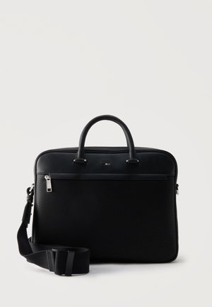 Czarna skórzana teczka z górnymi uchwytami, przednią kieszenią na zamek błyskawiczny oraz regulowanym paskiem na ramię na jednolitym białym tle.