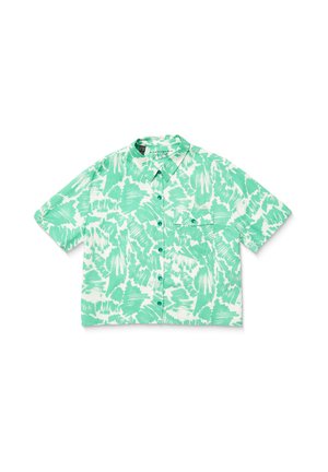 Chemise à manches courtes verte avec des motifs abstraits blancs, fermeture à boutons sur le devant et une poche sur la poitrine ; fabriquée en tissu léger.