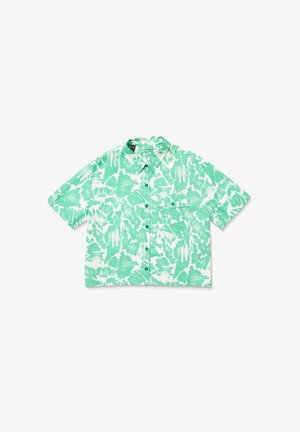 Chemise à manches courtes verte avec des motifs abstraits blancs, fermeture à boutons sur le devant et une poche sur la poitrine ; fabriquée en tissu léger.