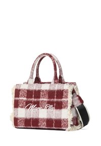Karierte Stofftasche in Rot und Weiß. Verfügt über eine weiche Textur, ausgefranste Kanten, obere Griffe und einen kontrastierenden Riemen mit dem "Marc Ellis"-Logo.