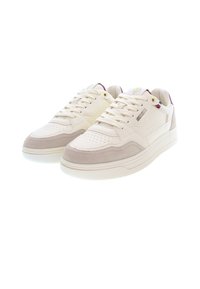 Krämfärgade läder- och mockaskor med perforerat tåparti, strukturerad design, texturerade detaljer och en dämpad sula, med en subtil marsalafärgad detalj.