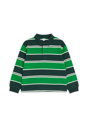 Polo à manches longues avec des rayures horizontales vertes, vert foncé et blanches et un col à boutons sur fond blanc.