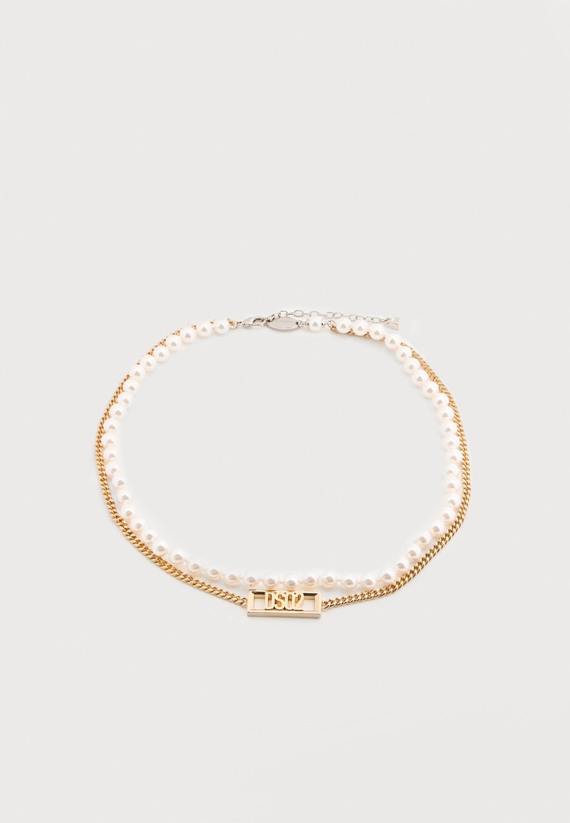 Collier à double rangée avec perles blanches et chaîne en or, orné d'un pendentif rectangulaire DSQ2 sur fond blanc.