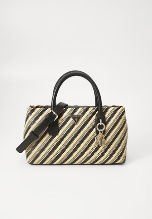 Sort og beige diagonalstribet håndtaske med sorte håndtag, justerbar rem, Guess-logo og guldfarvede vedhæng på forsiden.