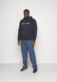 Calvin Klein HERO LOGO COMFORT HOODIE - Sudadera - night sky