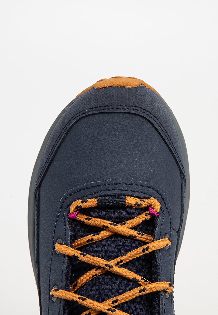 Nahaufnahme von der Zehenspitze eines marineblauen Schuhs mit orange- und schwarzgesprenkelten Schnürsenkeln, die im Kreuzmuster auf dem atmungsaktiven Mesh-Obermaterial gebunden sind.