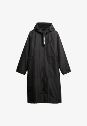 Abrigo largo negro impermeable con capucha, cierre de cremallera, dos bolsillos frontales y una etiqueta con logo, con una tela suave y texturizada.