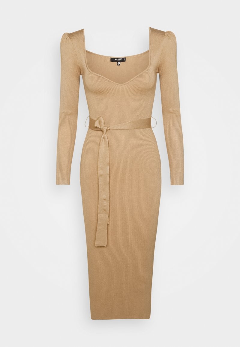 Robe midi beige en maille côtelée avec manches longues, encolure carrée, épaules bouffantes et ceinture assortie nouée devant.