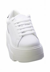 Sneakers bianchi con piattaforma, upper in pelle liscia, punta tonda e chiusura con lacci tradizionale. Suola in gomma spessa con texture rigata.