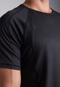 Pier One Sport REGULAR FIT SPORTS T-SHIRT - Paprasti marškinėliai - black