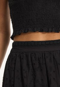 Shiwi GIGI EMBRODERIE - Dolgo krilo - broderie black