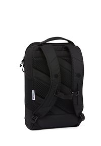 Schwarzer Rucksack aus strukturiertem Stoff mit gepolsterten Trägern, einem diagonal gesteppten Design und Reißverschluss. Auffälliges Logo an der Seite.