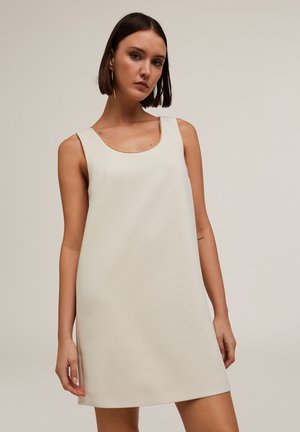 Rochie crem fără mâneci, cu decolteu rotunjit și embellisment subtil pe margine, având un material neted și o siluetă dreaptă.