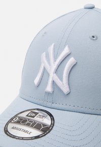 New Era LEAGUE ESSENTIAL 9FORTY® UNISEX - Sapka - light blue/white