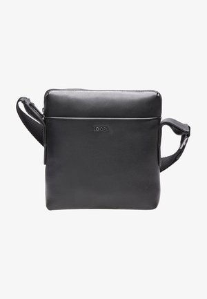 Sac en cuir noir à bandoulière avec une sangle réglable et fermeture zippée, nom de la marque "JOOP!" embossé au centre avant.