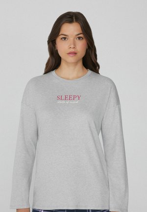 Chemise à manches longues grise en tissu doux avec "SLEEPY" en rose et "state of mind" en plus petit en dessous. Design simple et décontracté.