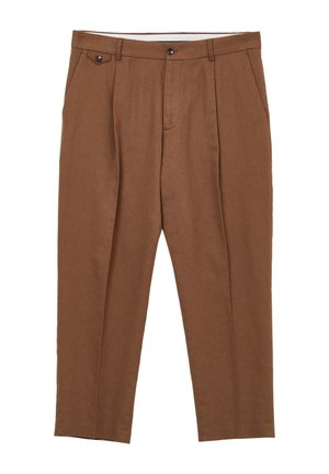 Braune, maßgeschneiderte Hose mit vorderen Falten, Seitentaschen, Gürtelschlaufen und einer geknöpften Klappentasche auf der rechten Seite.