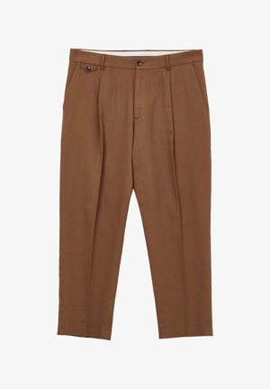 Braune, maßgeschneiderte Hose mit vorderen Falten, Seitentaschen, Gürtelschlaufen und einer geknöpften Klappentasche auf der rechten Seite.