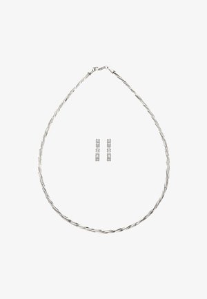 Collier en métal argenté avec design torsadé et fermoir, accompagné de boucles d'oreilles carrées serties de cristaux clairs.