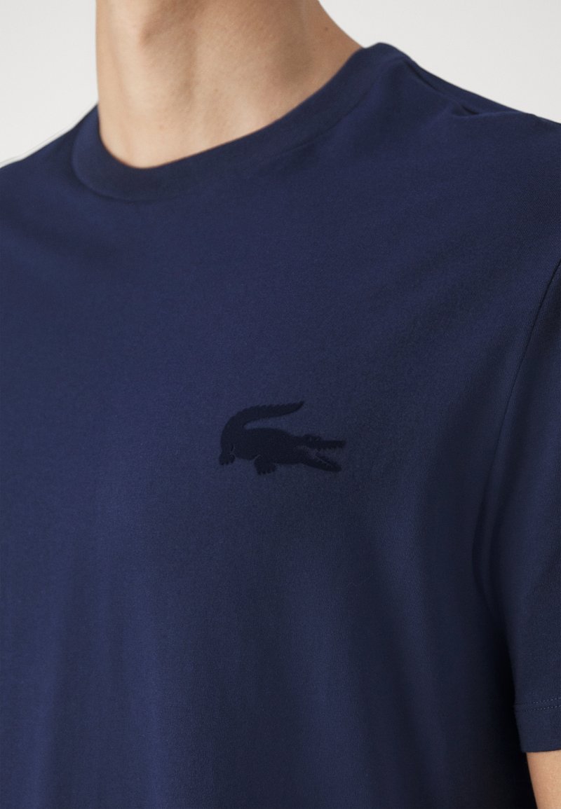T-shirt a maniche corte blu navy realizzato in materiale morbido, con logo coccodrillo ricamato tono su tono sul lato sinistro del petto.
