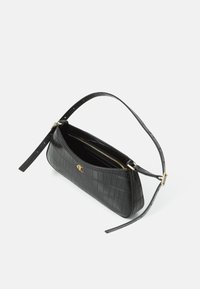 Zwarte leren handtas met krokodillenstructuur, gouden hardware accenten, korte schouderband en ritsvak. Gladde afwerking met gestructureerde vorm.