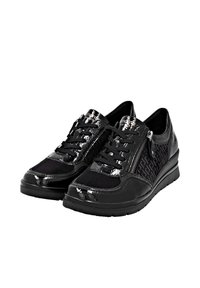 Baskets noires en hommage à un mélange de cuir verni brillant et de tissu texturé, avec une fermeture éclair et des lacets, et une semelle rembourrée.