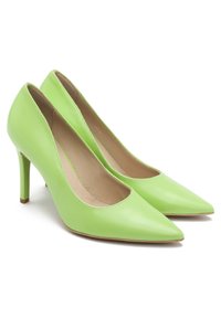 Zielone skórzane szpilki z wysmukłą czubkiem, o eleganckim designie, charakteryzujące się gładką teksturą i 10-centymetrowym obcasem w kształcie szpili.