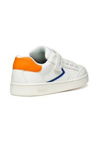 Baskets blanches en cuir avec des accents bleus et orange, bout rond, sangle Velcro, semelle texturée et marquage en relief sur le talon.