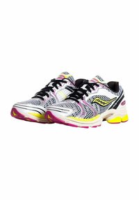 Scarpe da corsa sportive con tomaia in mesh, caratterizzate da accenti bianchi, neri e neon in rosa e giallo; suola ammortizzata con design antiscivolo.
