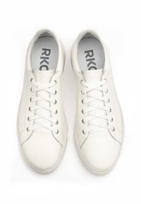 Białe skórzane sneakersy o gładkiej teksturze, z sześcioma oczkami i płaskimi sznurowadłami. Wkładka prezentuje szare logo na jasnym tle.