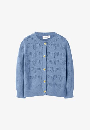 Blå strikket cardigan med hjerteformede mønstre, gule knapper foran og ribbestrikkede mansjetter og kant.