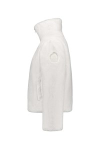 Witte nepbont jas met hoge kraag, zijzakken met rits en geborduurd logo op de mouw. Zachte textuur en recht gesneden ontwerp.