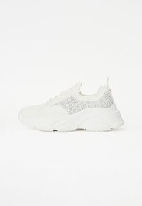 Weiße Sport-Sneaker mit strukturiertem Obermaterial und glitzernden Akzenten, dicker Sohle und verstärktem Fersenbereich für zusätzliche Unterstützung.