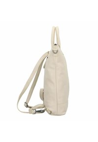 Mochila de cuero beige con correas de hombro ajustables, textura suave, cierre de doble cremallera y un acento de anillo de metal.