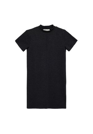 Sort strikket kjole med korte ærmer og rund halsudskæring samt en diskret lodret søm ned midten, lagt fladt på en hvid baggrund.