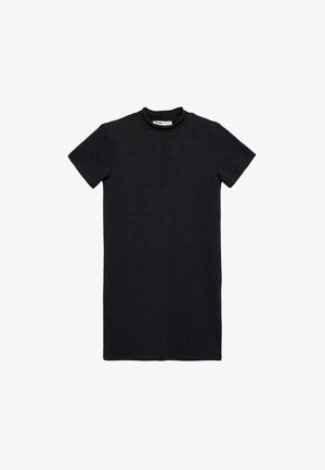 Sort strikket kjole med korte ærmer og rund halsudskæring samt en diskret lodret søm ned midten, lagt fladt på en hvid baggrund.