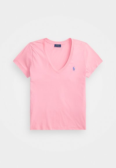 T-shirt rose clair en V fabriqué en coton, avec des manches courtes et un petit logo bleu brodé sur la partie gauche de la poitrine.
