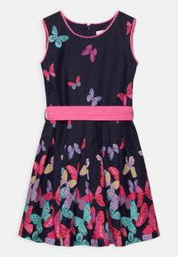 Námořnická modrá šaty s bezramínkovým designem, zdobené barevnými potisky motýlů, s růžovým páskem v pase a kontrastním třásnitým lemem kolem krku.