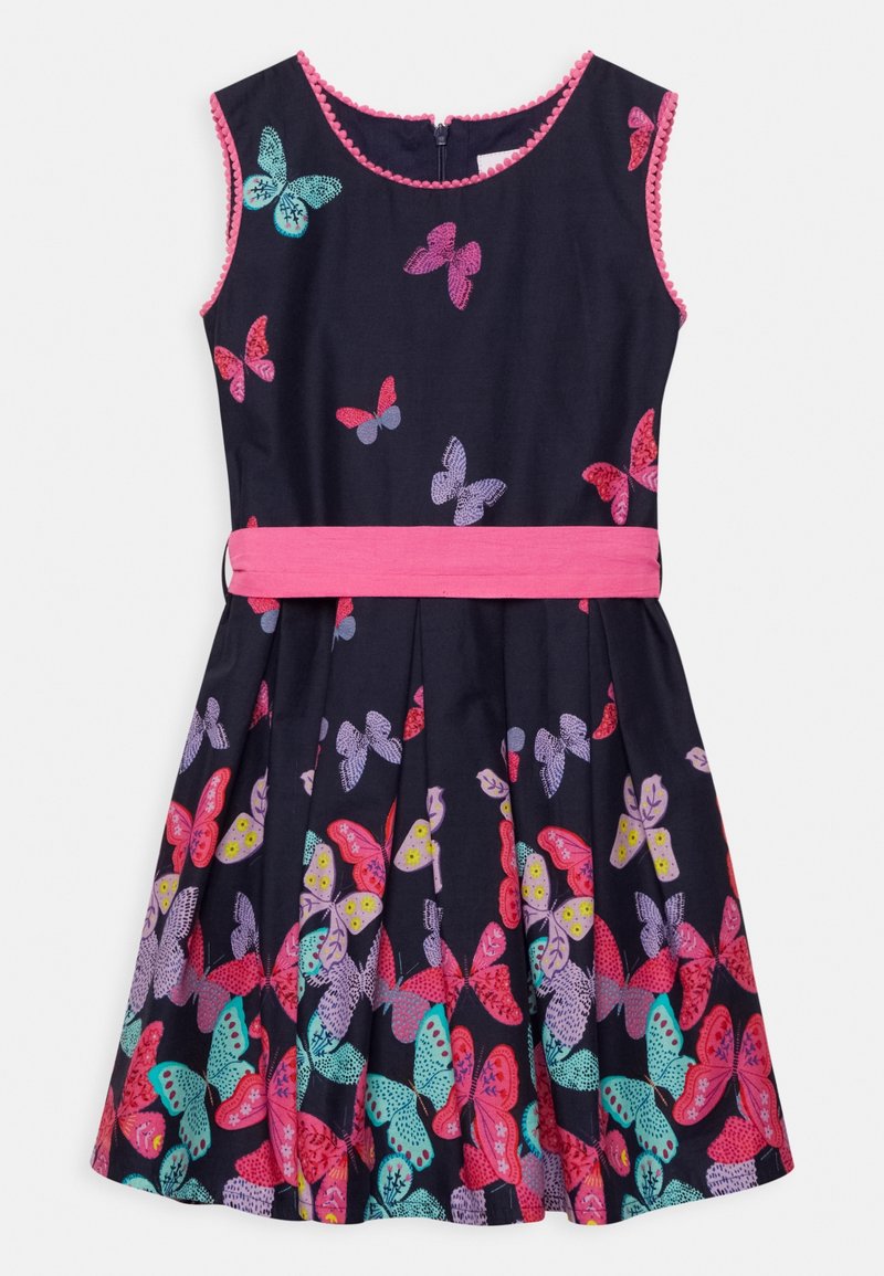 Námořnická modrá šaty s bezramínkovým designem, zdobené barevnými potisky motýlů, s růžovým páskem v pase a kontrastním třásnitým lemem kolem krku.