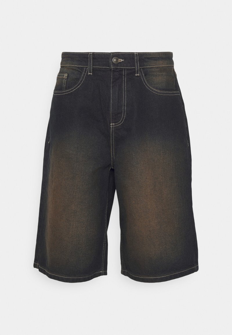 Zwarte denim shorts met een vervaagde gradient, voorzien van een traditionele vijf-pocketontwerp, een sluiting met een knop aan de voorkant en contrasterende gele stiksels.