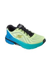 Zapatilla de running Skechers en verde neón con detalles en negro y suela con degradado azul. Presenta un material superior texturizado y un diseño con cordones para mayor estabilidad.