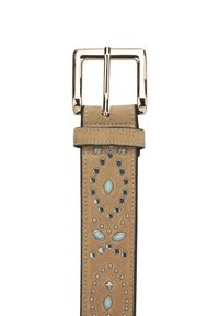 Tan leren riem met gouden metalen gesp. Bevat decoratieve studs en gladde inlegstukken, met ingewikkelde patronen langs de randen van de riem.
