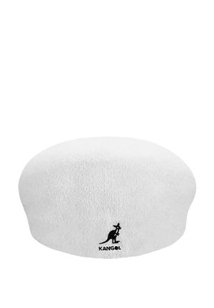 Boina de lana blanca con forma redondeada. Presenta un logo negro de Kangol en la parte frontal. Textura suave con un acabado liso.