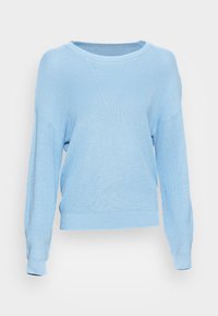 Jasnoniebieski sweter dzianinowy o luźnym kroju, długich rękawach i szerokim dekolcie. Ribbowany tekstur i lekko skrócony dół.