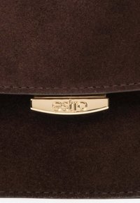 Smeđi zamak s metalnom kopčom zlatne boje s ugraviranim logotipom "estro." Jednostavan dizajn s glatkom teksturom.