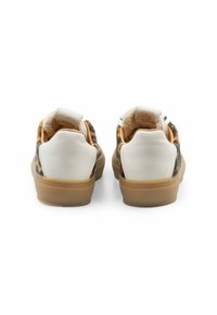Sneaker mit einem strukturierten braun-schwarz gepunkteten Design, weißem Lederaufbau und tanfarbener Gummisohle. Verfügt über ein weiches Futter und eine Zuglasche.