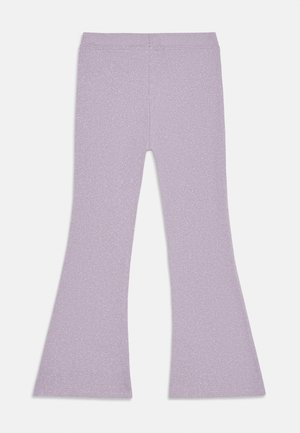 Jasnofioletowe dzianinowe spodnie z szerokimi nogawkami i elastycznym paskiem przedstawione na płasko na białym tle.