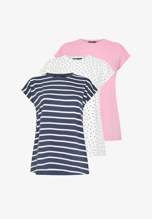 Trois t-shirts à manches courtes : un à rayures bleu marine et blanches, un blanc à pois noirs, et un rose uni, disposés en pile.