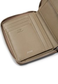 Beige leren portemonnee met een ritssluiting, meerdere kaartsleuven, een reliëf RFID-beveiligingssymbool en een subtiele merknaam. Glad textuur.